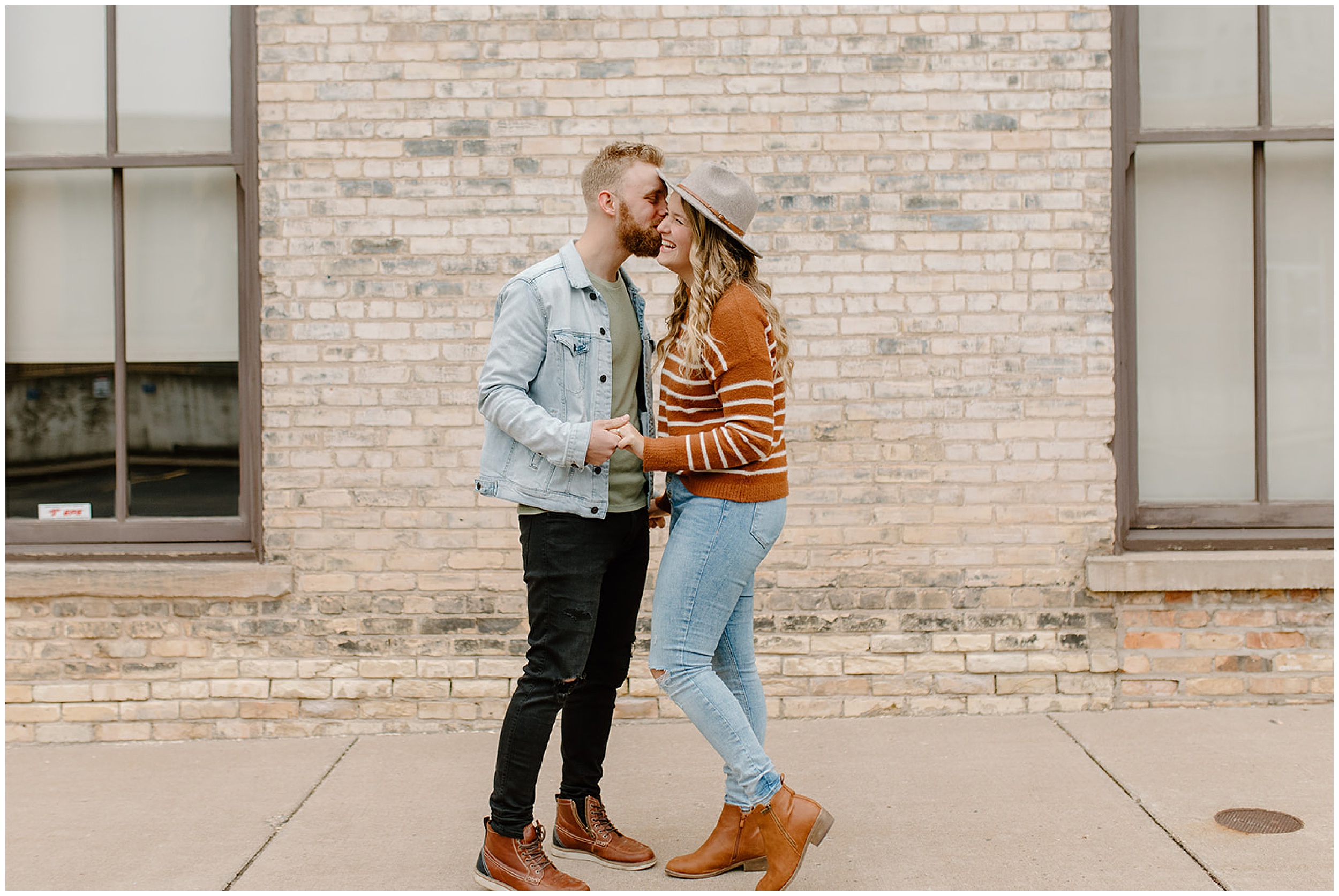 couple kissing